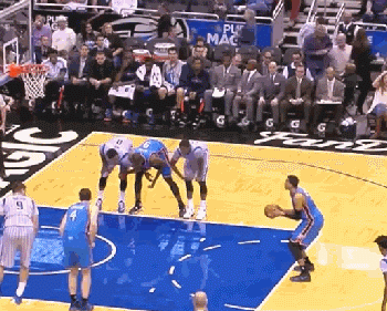 雷霆小将罚球投出高弧线3不沾 美媒:NBA最囧罚篮(图)_凤凰网