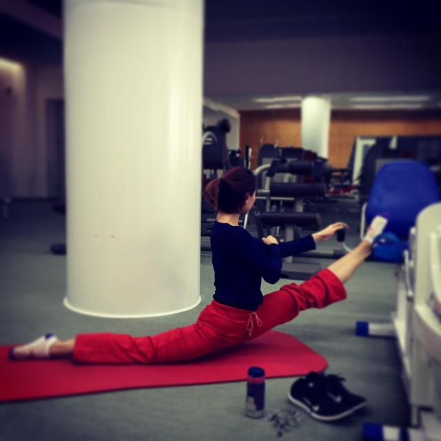 何雯娜秀超强一字马晒街拍美腿引众人点赞