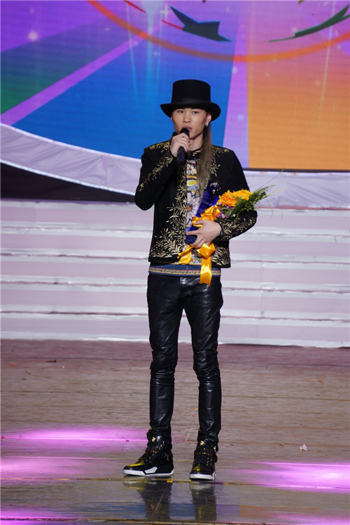 现场张玮荣获"年度最受青少年喜爱的飞越艺人",并被中国关心下一代