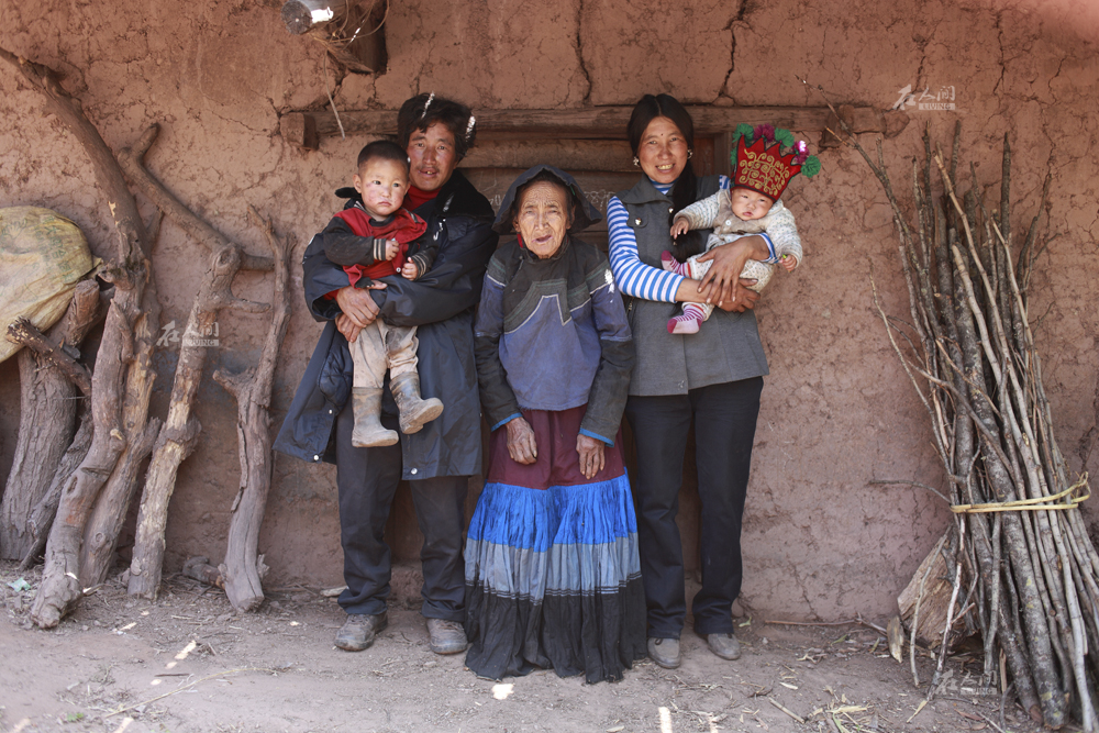 老人八十来岁了,还要背着小孙子喂猪干活.