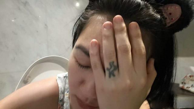 小s晒坐马桶自拍显疲惫被赞上厕所都很美图