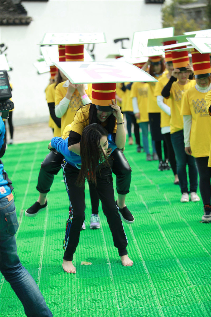 宋佳《跑男》踢馆获封"趾压板女神" 遭王祖蓝狂撕(图)