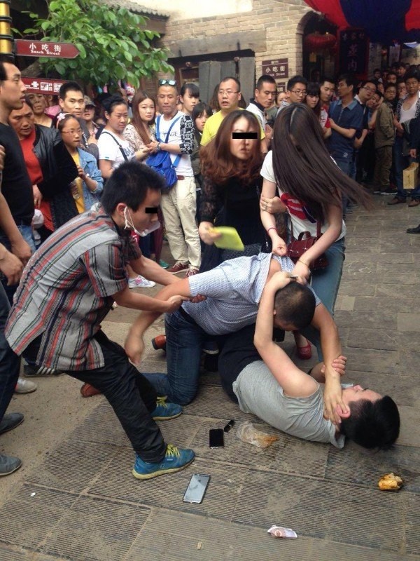 游客景区互殴 一人半昏迷