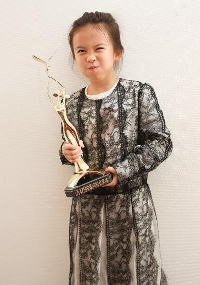 刘涛女儿穿礼服模仿妈妈手拿奖杯萌翻众人图