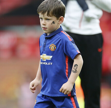 鲁尼儿子不爱老爹爱c罗手臂贴c罗纹身贴亮相图