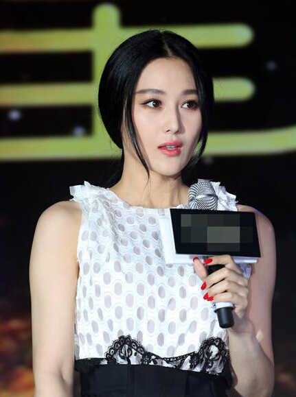 张馨予踩恨天高出席活动穿蛋糕裙变公主图