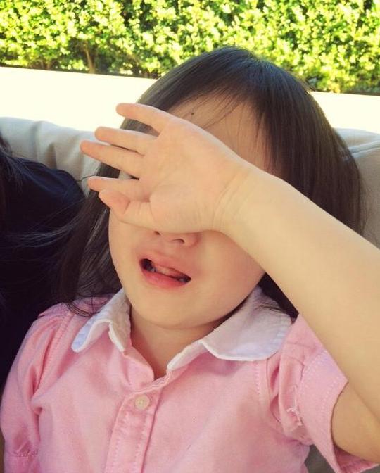 奥莉摔伤捂脸痛哭父亲李小鹏晒伤口照惹争议图