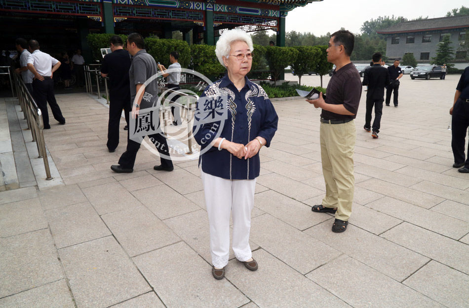 谢铁骊追悼会:李雪健等现身-凤凰新闻