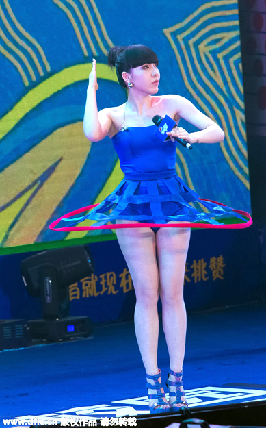 3/6吴莫愁穿超短裙装献唱,露出底裤大秀白腿.