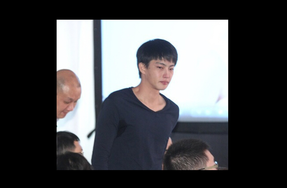 自杀女星杨可涵追思会 男友憔悴落泪-凤凰新闻