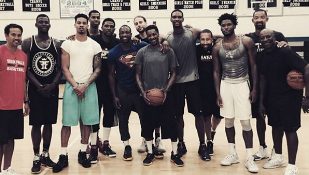 韦德晒组织全队训练后合影 小斯与小德缺席(图)