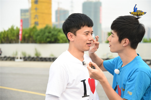 《真心英雄》陈学冬扑倒强吻张杰 画面搞笑