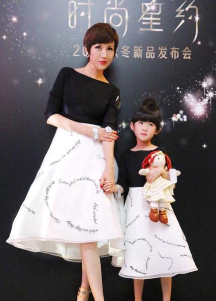 鲍蕾贝儿亲子装亮相贝儿丸子头萌趣不减