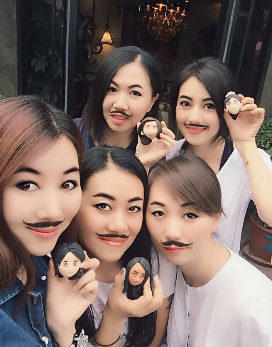 高圆圆与同学搞怪合影 脸上画八字胡(图)