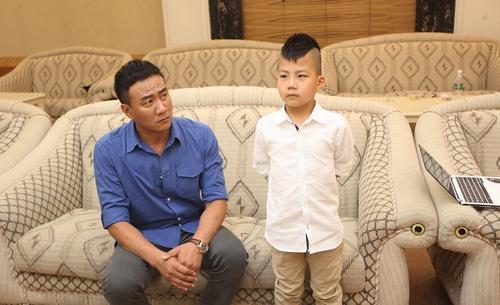 胡军感叹认是"不及格爸爸":没经验 照顾小孩不细致