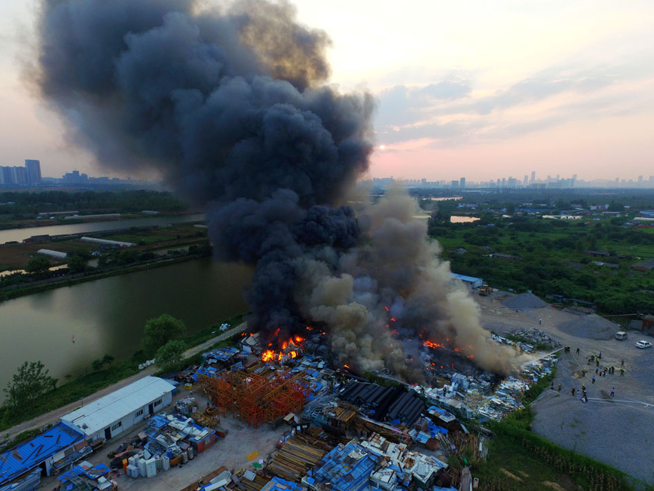 合肥一机场旧电器失火现"蘑菇云"