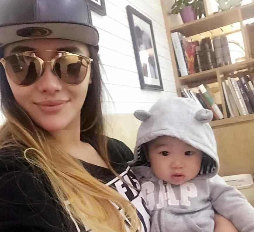 爱戴首晒儿子大头照 宝宝长相"漂亮"似妹妹