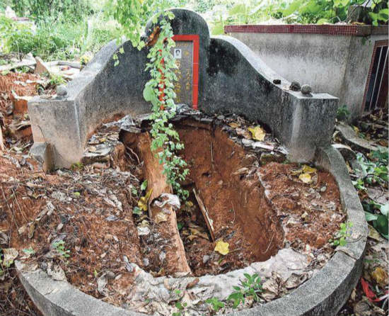 香港一处墓地遭盗掘有山坟被完全挖开棺木抬出图