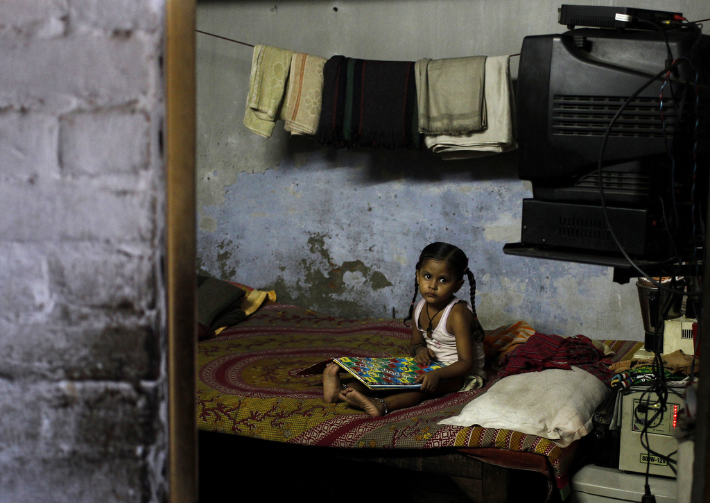印度新德里,贫民窟中的一名女孩摄于2013年