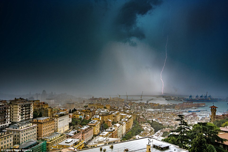 图为意大利热那亚海滨的狂风暴雨