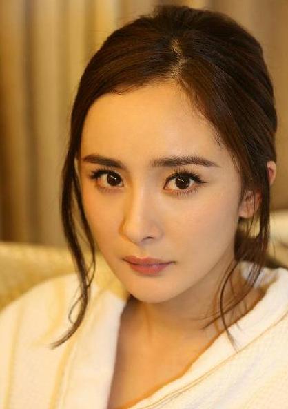 拼命三娘!杨幂发烧昏睡不忘工作 上妆难掩憔悴