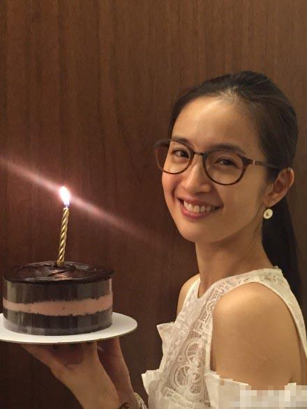 林依晨庆33岁生日 手捧蛋糕露香肩甜笑