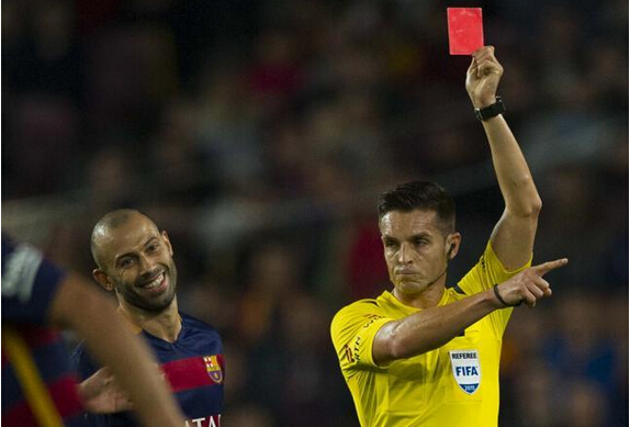 在巴萨击败埃瓦尔的比赛中,马斯切拉诺被主裁判德尔-塞罗直接出示红牌