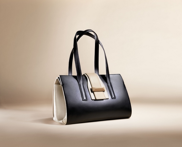 艾米亚当斯唤起maxmara全新a形包袋设计灵感