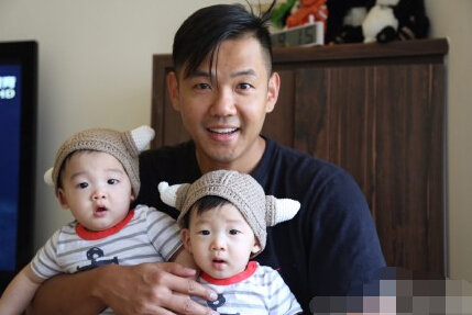 陈建州晒儿子呆萌照 "飞翔"头戴毛线牛角帽(图)