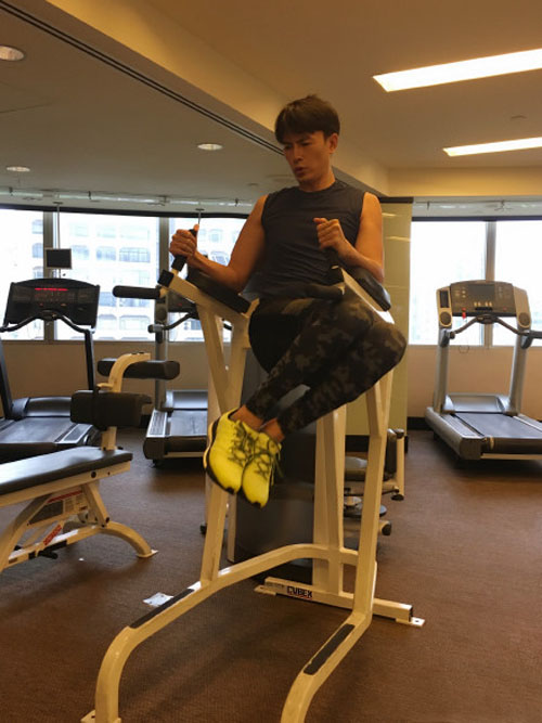 郑元畅晒健身照 自侃手臂肌肉:小老鼠(图)