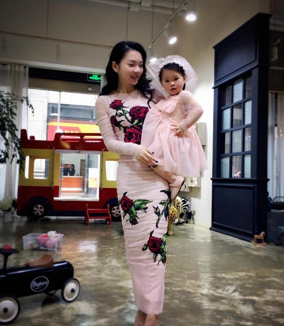 孙祥娇妻秀美照 旗袍性感黑丝露小蛮腰