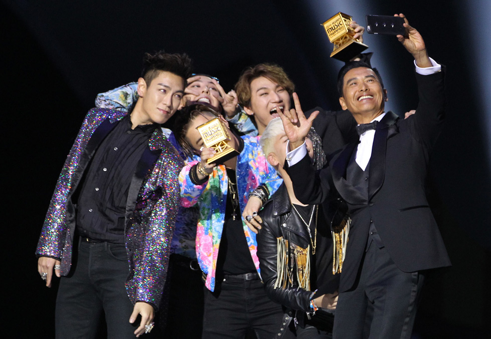 10/12周润发与bigbang自拍.