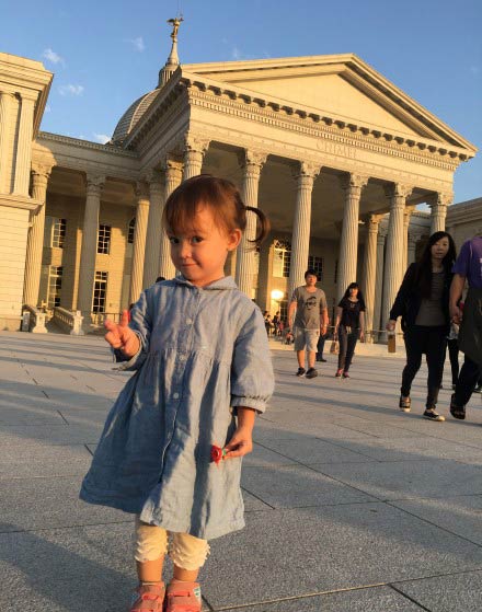 "据悉,黄安女儿2年前未婚先孕,男友andrew是外籍白人,之后小两口登记