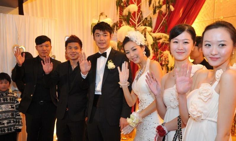 恒大门神曾诚和娇妻田甜,在2011年踏入婚姻殿堂.