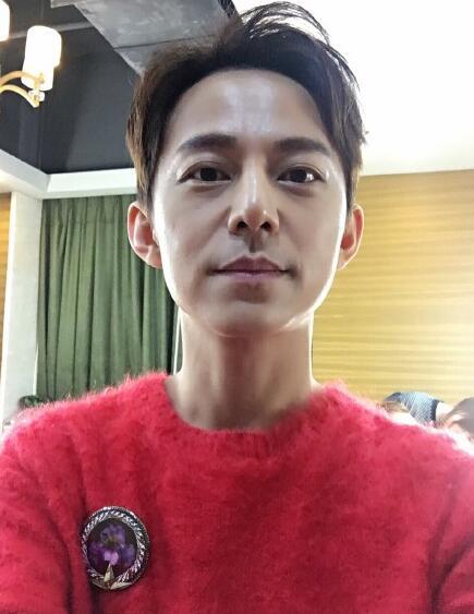 何炅晒自拍照不想被黑仍称撞脸赵薇图