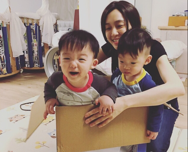 范玮琪双胞胎儿子站纸箱中玩耍 开心大笑(图)
