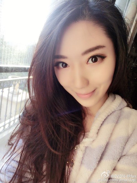 而李帅妻子周伊凡,在社交媒体上晒出美照.