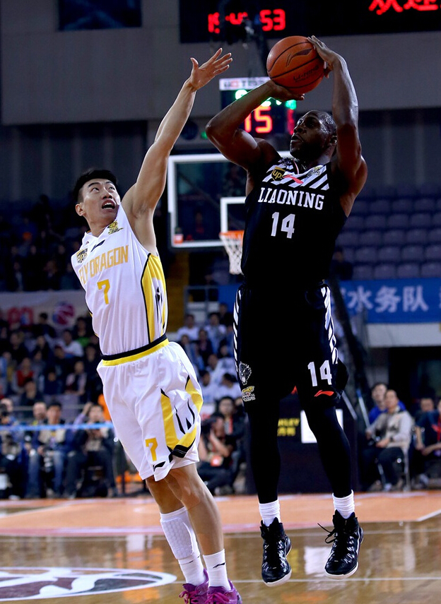 哈德森30 6 5郭少休战 辽宁4人上双轻取北控