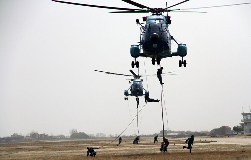 解放军演兵场上硝烟与战火:99a坦克群浩荡壮观_军事频道_凤凰网