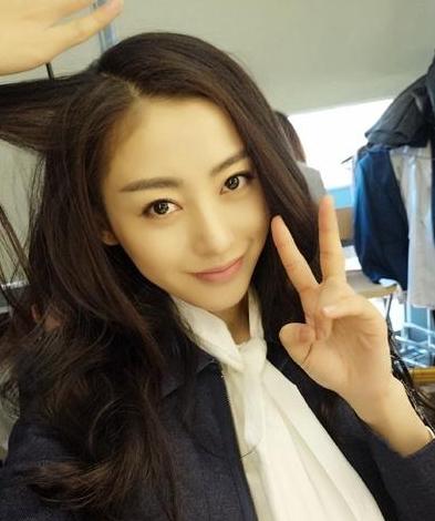 张天爱工作空闲晒搞怪照(图)