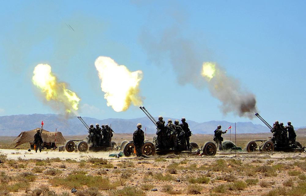 解放军演兵场上硝烟与战火:99a坦克群浩荡壮观_军事频道_凤凰网