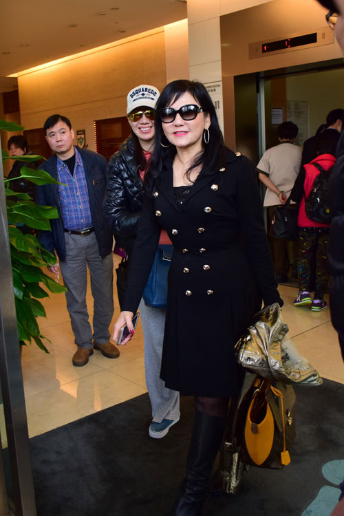 汪圆圆诞双胞胎 甄子丹携太太探望小姨子-凤凰新闻