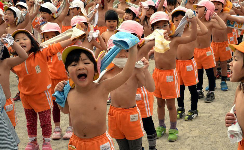 日本东京,一家幼儿园的小朋友赤裸上身进行体育锻炼.