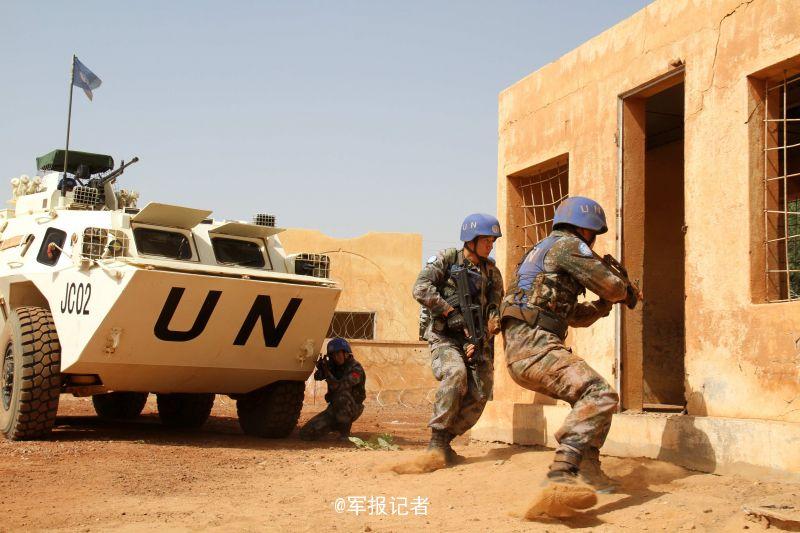 中国维和部队演练武装破门