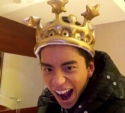 王大陆戴"皇冠"自拍 网友:不能安安静静吗(图)