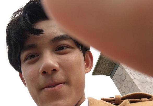 吴磊终于学会用自拍杆 囧照惨被大鹏曝光(图)