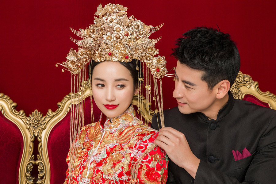 吕一钱泳辰中式婚纱照曝光 嘟嘴卖萌秀恩爱-凤凰新闻