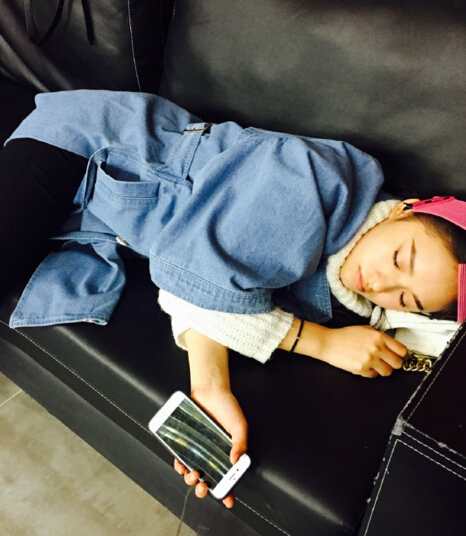 这个姿势引得网友大呼惊叹,"这睡姿绝了".