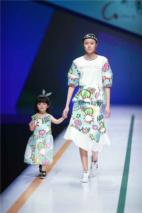 与奥运精神同行刘嘉亲子装创意秀亮相中国国际时装周