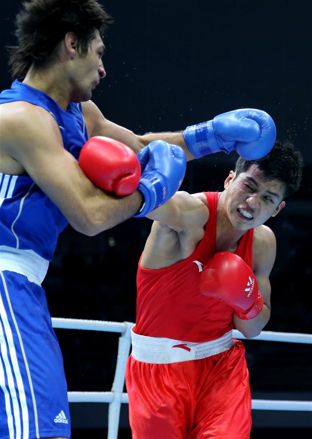 3月31日,中国选手于丰恺(右)与塔吉克斯坦选手库尔博诺夫在比赛中